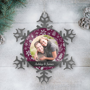 Modernes Burgundy Holiday Foliage Couple Foto Schneeflocken Zinn-Ornament