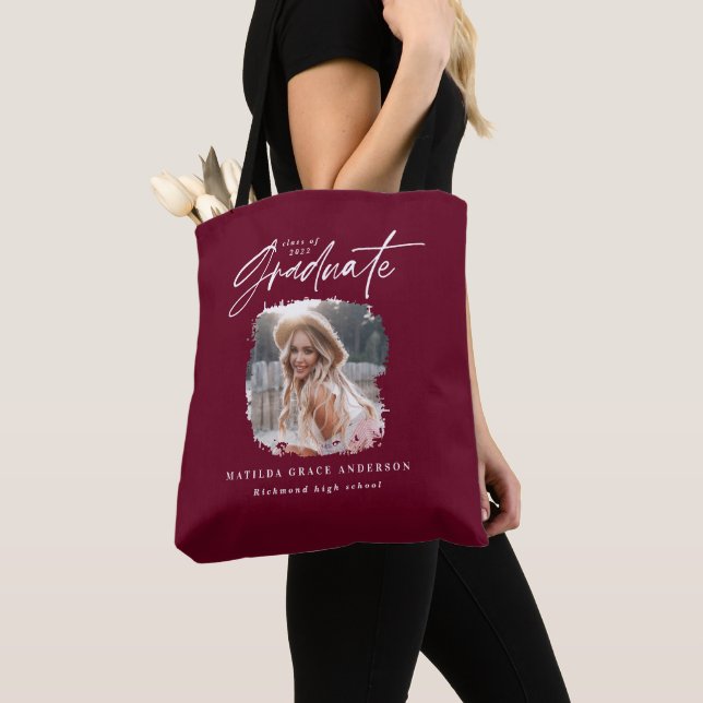 Modernes burgundy-Script-Foto mit elegantem Abschl (Von Nahem)