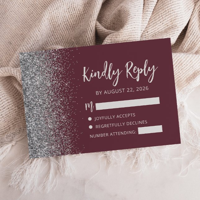 Modernes Burgundy Silver Glitzer Edge Script RSVP Karte (Von Creator hochgeladen)