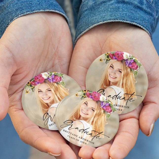 Modernes Calligrafy Ink Script Graduate Foto Button (Customize to change your personalized text size or text style.)