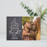 Modernes Chalkboard Weihnachtsbaum Script Foto Karte<br><div class="desc">Unsere "Rustic Elegance" Moderne Chalkboard Weihnachtsbaum Script Foto Card bietet eine einzigartige Mischung aus rustikalem Charme und modernem Design, perfekt, um Ihren Urlaubssgrüße eine festliche und unterhaltsame Touch hinzuzufügen. Dieses Design spiegelt die populäre Ästhetik in Zazzles meistverkauften Ferienobjekten wider und kombiniert einen trendigen Look mit traditionellen Stimmung. Auf der Karte...</div>