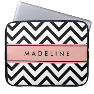 Modernes Chevron-Muster und Name in Rosa, Schwarz  Laptopschutzhülle