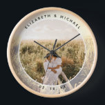 Modernes Chic Couple Wedding Anniversary Foto Uhr<br><div class="desc">Modernes Chic Couple Hochzeitstag Foto Große Uhr</div>