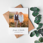 Modernes Chic Foto Verti W Save the Date V2 Einladung<br><div class="desc">Minimalistisch, modern & elegant war die Inspiration für dieses Save the Date mit Ihrem Foto und einem Schwarz-Weiß-Thema. Es ist ideal für Frühjahr, Sommerhochzeiten, Hochzeiten am Strand, Boho, Hochzeiten im Herbst, rustikale Hochzeiten, Winterhochzeiten und vieles mehr. Es ist nach Maß gefertigt, und aufgrund Ihres Fotos einzigartig. Speichern Sie die Daten...</div>