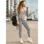 Modernes Chic Geometric Schwarz-weiß Zig Zag Muste Leggings<br><div class="desc">Maßgeschneidert, modern, cool, elegant, stilvoll, atemberaubend, handgenäht, -weiß-geometrisches Zickzack-Muster Frauen trainieren sportlich Yoga-Fitnessraum mit Leggings-Hosen, der sich nach Körpergröße ausdehnt, an allen richtigen Stellen umarmt, sich nach dem Waschen zurückprallt und bei wiederholtem Verschleiß ihre Form nicht verliert. Ein tolles Geschenk für Freundin, Braut, Ehefrau, Schwester, Tochter... die ganz besonderen Frauen...</div>