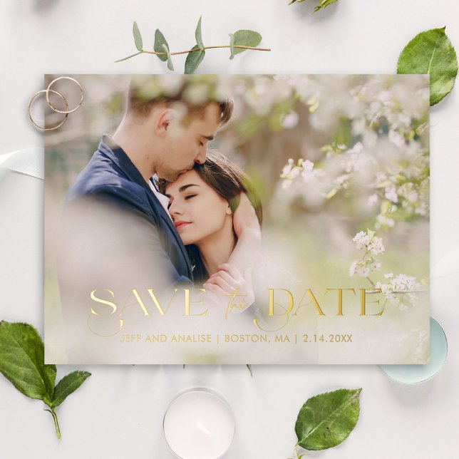 Modernes Chic Typografy Foto Save the Date Folie Einladungspostkarte (Von Creator hochgeladen)