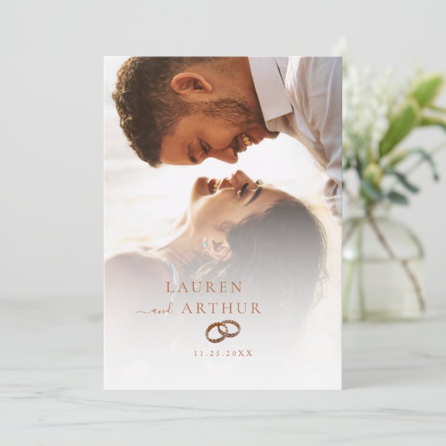 Modernes Chic Ultra-Minimal Typografie-Foto Hochze Einladung (Stehend Vorderseite)