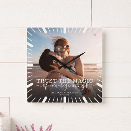 Modernes Chic Wedding Keepake Trust Magic Foto Quadratische Wanduhr