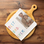 Modernes Collage Foto Farbenfroh Bester Vater je G Geschirrtuch<br><div class="desc">Das "Modern Collage Foto Colorful Best Vater Ever Gift" ist ein personalisiertes und einzigartiges Geschenk für jeden Papa, der es verdient, gefeiert zu werden. Das Geschenk ist ein Collage Foto, das aus mehreren Einzelbildern besteht, die sorgfältig arrangiert wurden, um ein atemberaubendes und auffälliges Design zu schaffen. Das Geschenk ist ein...</div>