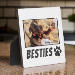 Modernes Comic Pet Paw Bestie BESTE FREUNDIN Foto Fotoplatte<br><div class="desc">Design setzt sich aus lustiger und spielerischer Typografie mit serifenigem Schriftart zusammen. Fügen Sie ein benutzerdefiniertes Foto von Ihnen und Ihrem Tier hinzu</div>