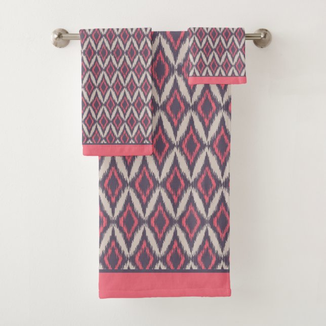 Modernes Coral Gray Ikat Muster Badhandtuch Set (Insitu)