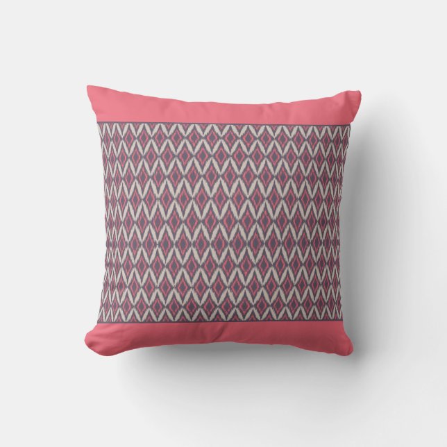 Modernes Coral Gray Ikat Muster Kissen (Vorderseite)