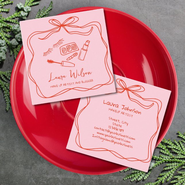 Modernes Doodle Whimsical Makeup Artist Red Pink B Quadratische Visitenkarte (red pink bow with doodle makeup)