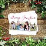 Modernes Drehbuch Frohe Weihnachten Drei Foto<br><div class="desc">Dieses schöne Foto Postkarte bietet drei Fotos und den Gruß "Frohe Weihnachten". Das Design ist einfach, aber elegant. Dieses Design umfasst zwei senkrechte und ein waagerechtes Foto. Auf der Rückseite finden Sie viel Platz, um Ihre persönliche Begrüßung und die Adresse des Empfängers zu schreiben. Postkarten sind eine wunderbare Möglichkeit, die...</div>