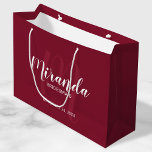 Modernes Drehbuch Personalisiert Bridesmaid Burgun Große Geschenktüte<br><div class="desc">Personalisierte Bridesmaids Geschenktasche mit personalisiertem Brautjungwein im modernen Schriftart-Stil und Monogramm in hellbordeauxroten,  modernen Drehbuch-Schriftart-Stil als Hintergrund mit Titel und Hochzeitdatum in weiß,  modern sans serif Schriftart Stil auf bordeauxroten Hintergrund. Auch perfekt für Trauzeuge,  Trauzeuge,  Ringträger,  Brautvater,  Trauzeugin,  Blume Mädchen,  Brautmutter und vieles mehr.</div>