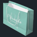 Modernes Drehbuch Personalisiert Bridesmaid MinGre Große Geschenktüte<br><div class="desc">Personalisierte Bridesmaids Geschenktasche mit dem personalisierten Namen der Brautjungfrau in weißem,  modernem Drehbuch-Schriftart-Stil und Monogramm in hellgrün,  modernem Drehbuch-Schriftart-Stil als Hintergrund mit Titel und Hochzeitstermin in weißem,  modernem Sans Serif Schriftart Stil auf mint grünem Hintergrund. Auch perfekt für Trauzeugin,  Blume Mädchen,  Mutter der Braut und mehr.</div>
