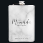Modernes Drehbuch Personalisiert Bridesmaid-Name Flachmann<br><div class="desc">Fügen Sie Ihrer Hochzeit eine persönliche Touch mit einer personalisierten Bräunungsflasche hinzu. Dieser Kolben zeigt den personalisierten Namen einer Brautjungfrau in einem modernen,  grauen Schriftart-Stil mit dem Titel und dem Hochzeitstag in grauem,  modernem Sans Serif Schriftart auf weißem Marmorboden. Auch perfekt für Trauzeugin,  Mutter der Braut und mehr.</div>