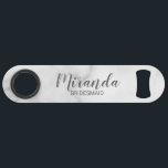 Modernes Drehbuch Personalisiert Bridesmiad Speed Flaschenöffner<br><div class="desc">Modernes Drehbuch Personalisiert Bridesmaid Geschenk Dieses Design zeichnet sich durch den personalisierten Namen einer Brautjungfrau aus, die im Stil eines grau-modernen Drehbuchschreibers mit dem Schriftart in modernen Sans Serif-Schriftart auf weißem Marmor-Hintergrund gehalten ist. Auch perfekt für Trauzeugin, Blütenmädchen, Brautmutter, Trauzeugen, Trauzeuge und mehr. Bitte beachten Sie: Die Marmordetails werden im...</div>