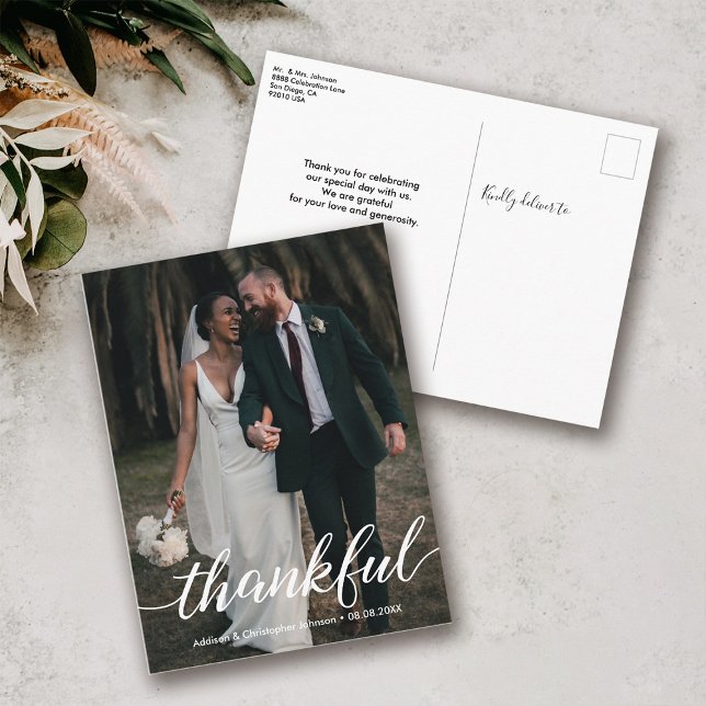 Modernes Drehbuch Personalisiert Glückliches Hochz Ankündigungspostkarte (Modern thankful script wedding photo postcard)