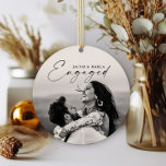 Modernes Drehbuch Verlobt 2 Foto Hochzeit Verlobun Keramik Ornament<br><div class="desc">Modernes Script Verlobtes Foto Hochzeit Verlobung Keramik Ornament. Klicken Sie auf die Schaltfläche Personalisieren/Bearbeiten,  um dieses Design mit Ihren Fotos und Details anzupassen.</div>
