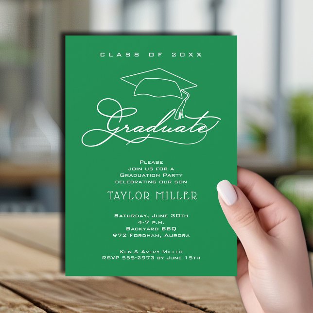 Modernes Drehbuch zu "Bright Green Abschluss" Einladung (Elegant white script and grad hat green graduation party invitations)