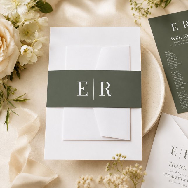 Modernes Dunkelolive Monogramm Einladungsbanderole (Dark Olive Minimalist Monogram Invitation Belly Band on a wedding table with white flowers)