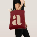 Modernes dunkelrotes Retro Monogramm<br><div class="desc">Eine kühle und stilvolle Totentasche mit tiefkirschrotem bordeauxrotem Hintergrund mit einem großen beigen Kleinbuchstaben in moderner Typografie. Ideal für den Alltag,  Einkauf,  Arbeit oder als Statement-Accessoire. Dieses zeitgenössische Design verbindet Minimalismus mit einer Retro-inspirierten Ästhetik und ist somit ein ideales Geschenk für Typografen und Trendsetter.</div>