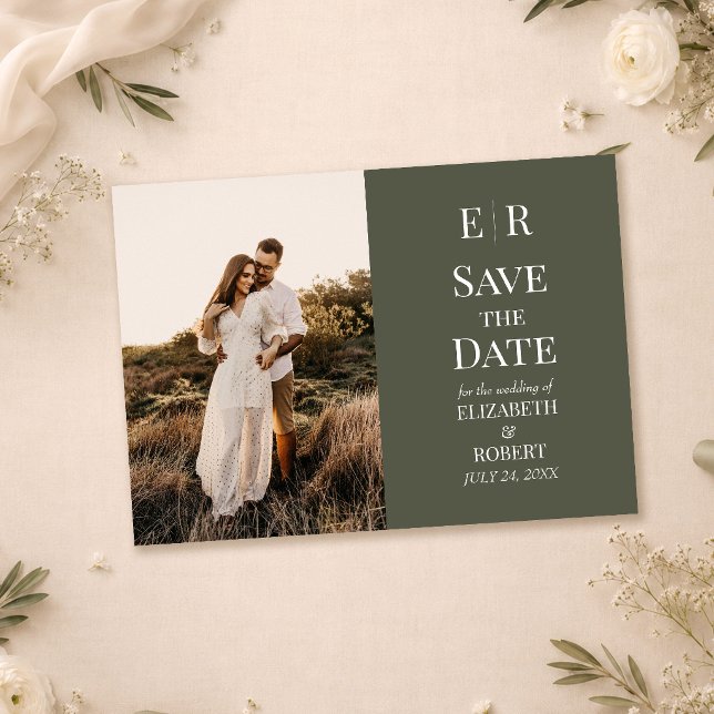 Modernes dunkles Olive Monogram-Foto Save the Date Einladung (Dark Olive Monogram Photo Save the Date Card on a wedding table with white flowers)