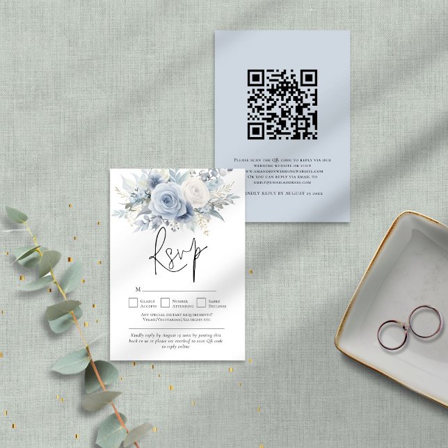 Modernes Dusty Blue Florals QR Code Wedding RSVP Karte (front and back view)
