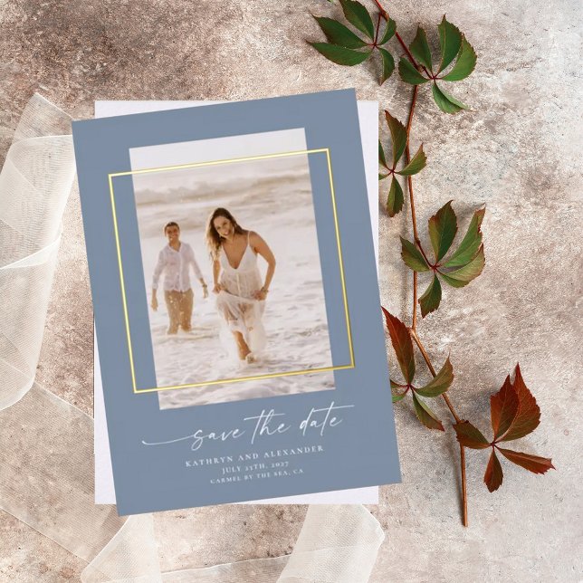 Modernes Dusty Blue Foto Save the Date Gold Folieneinladung (Von Creator hochgeladen)