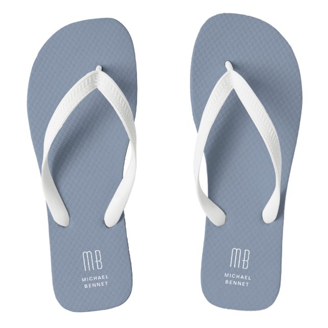 Modernes Dusty Blue Monogram Flip Flops (Fußbett)