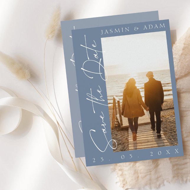 Modernes Dusty Blue Script Foto Hochzeit Save The Date (Von Creator hochgeladen)