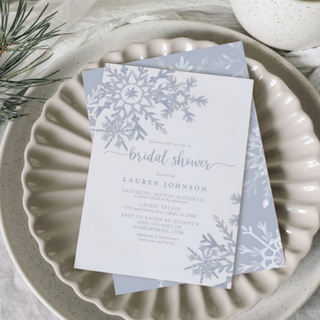 Modernes Dusty Blue Snowflake Winter Brautparty Einladung (Easily personalize this snowflake bridal shower invite with your deets for an amazing winter shower
)