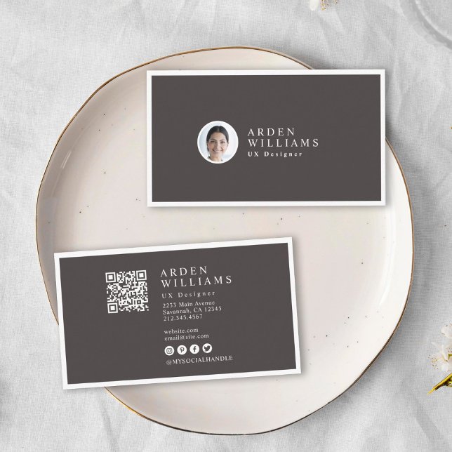 Modernes, einfaches Berufliches QR-Foto Visitenkarte (Two business cards for "Arden Williams, UX Designer" on a white plate with a gray background. )