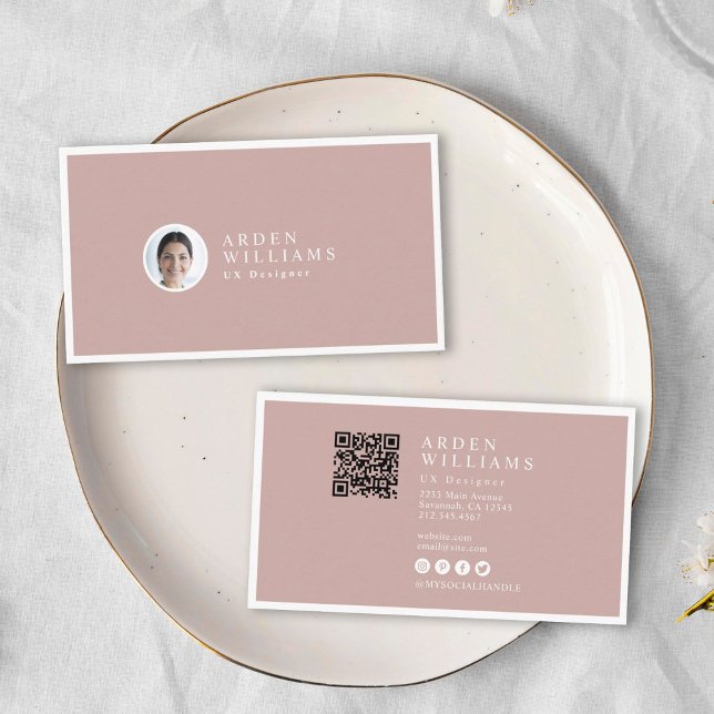 Modernes, einfaches Berufliches QR-Foto Visitenkarte (Two business cards on a white plate. The cards are pink with white text. One has a photo)