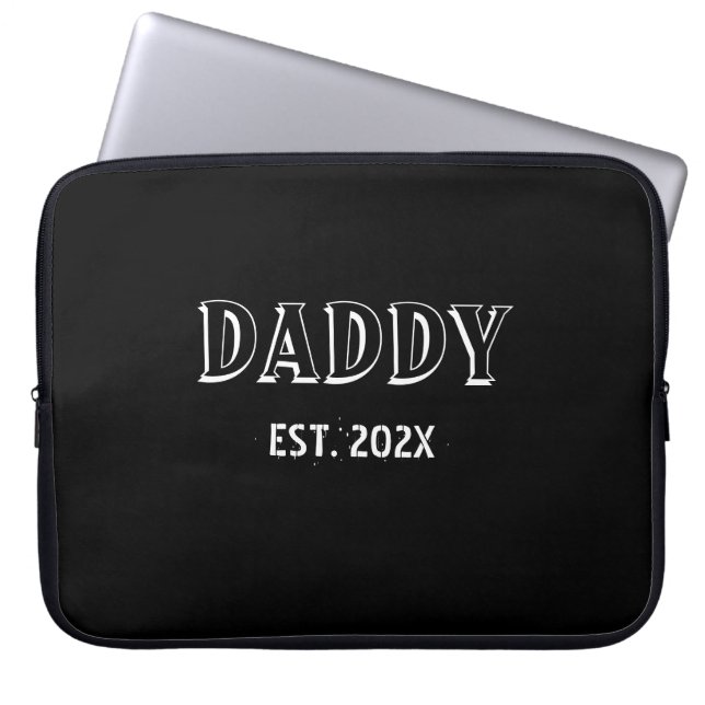 Modernes, einfaches Daddy Est Year Bold Typografy  Laptopschutzhülle (Vorderseite)