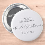 Modernes, einfaches Elegantes Brautparty Button<br><div class="desc">Dieses einfache und moderne Design besteht aus Sans Serif und spielerischer kursiver Typografie mit doodle Herzen. Ideal für Hochzeitsbrunnen-Gastgeschenke.</div>