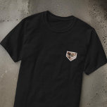 Modernes einfaches Grunge Custom Abzeichen Pet Fot T-Shirt<br><div class="desc">Dieses einfache und klassische Design besteht aus Serifentypografie und fügt ein benutzerdefiniertes Foto hinzu.</div>