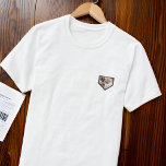 Modernes einfaches Grunge Custom Abzeichen Pet Fot T-Shirt<br><div class="desc">Dieses einfache und klassische Design besteht aus Serifentypografie und fügt ein benutzerdefiniertes Foto hinzu.</div>