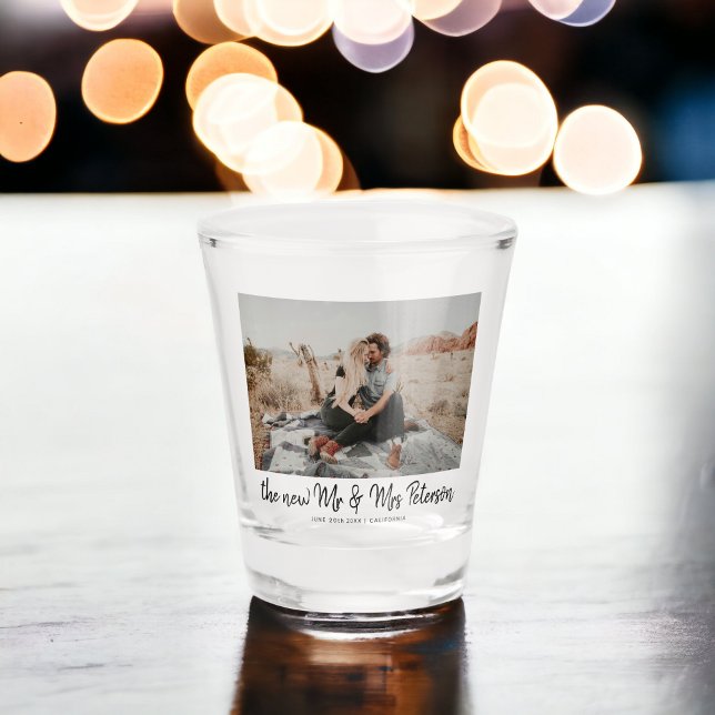 Modernes einfaches neues Hochzeitsstipendium für M Schnapsglas (Modern simple new Mr and Mrs script wedding photo Shot Glass)