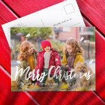 Modernes, einfaches und spielerisches Grußspiel Fo Feiertagspostkarte<br><div class="desc">Design besteht aus einer einfachen spielerischen,  kursiven Typografie mit Sternen. Fügen Sie den Namen,  das Jahr und die benutzerdefinierte Meldung Ihrer Familie hinzu. Abrufbar unter: http://www.zazzle.com/store/selectpartysupplies</div>