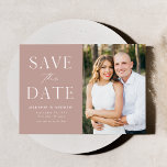 Modernes Elegance Dusty Rose Foto Save The Date<br><div class="desc">Mit dieser stilvollen, modernen Foto Save the Date-Karte verkünden Sie Ihr Hochzeitstag. Das Design ist "Save the Date" in Schriftart mit weißen Serifen und Skripten mit einem staubigen Hintergrund für die Rose. Personalisieren Sie die minimalistische Ankündigung Datum freihalten, indem Sie Namen, Datum, Hochzeitsort und Foto hinzufügen. Die Karte kehrt zu...</div>