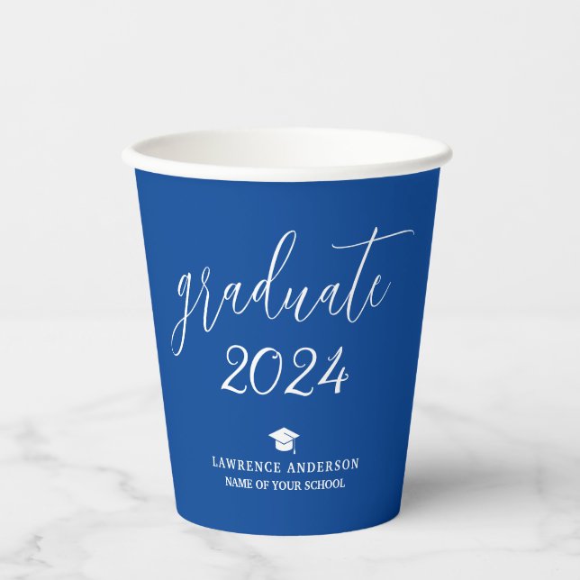 Modernes Elegant Royal Blue Graduate 2024 Abschlus Pappbecher (Vorderseite)
