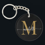 Modernes, elegantes Black Gold Monogram Name Scrip Schlüsselanhänger<br><div class="desc">Girly Modern Elegant Stilvolle Black and Gold Monogram Initial Name Script Custom Personalisiert Schlüsselanhänger. Dieses Design mit einem Vornamen in einer hübschen Hand Schwanz-Swash-Schriftart Kalligraphie (oder Typografie) mit Monogramm Erstmaligkeit in Gold und Weiß auf Schwarz. Diese sind einfach zu anpassen. Große stilvolle feminine Hauswärmeschenke, auch zum Geburtstag, Muttertag, Brautparty, Hochzeit,...</div>
