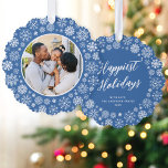 Modernes Elegantes Blue Snowflake Foto Weihnachten Ornament Karte<br><div class="desc">Diese wunderschönen Papierschmuckkarten zeichnen sich durch einen eleganten, blauen Hintergrund mit weißen Schneeflocken und einem runden Foto aus. Auf der Kartenrückseite befindet sich ein EDITABLE-Skript, das Ihren Text in einem klassischen Serif-Schriftart begrüßt. Diese Ornamente bilden eine fantastische Urlaubskarte, die dann zu einem Sake wird, der auf dem Weihnachtsbaum ausgestellt werden...</div>