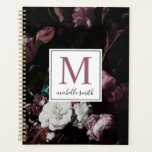 Modernes, elegantes dunkles Floral Monogram Script Planer<br><div class="desc">Elegantes Dark Floral Monogram Script Name Planner Notebook. Personalisieren Sie Ihren Planer mit einem benutzerdefinierten Monogramm Namen Initial und Dunkle Blume Hintergrund. Klassische Serif-Schriftart-Monogramm und handgeschriebene Kalligrafie.</div>