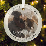 Modernes Elegantes First Christmas Verlobtes Foto Keramik Ornament<br><div class="desc">Maßgeschneidertes Foto-Ornament mit "unserem ersten Weihnachten verlobt" modernem,  einfachem Design mit personalisiertem Foto,  Namen und Jahr.</div>
