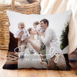 Modernes elegantes Foto Kissen<br><div class="desc">Cherish Familienmomente mit unserem modernen, eleganten Foto Throw Kissen, mit einem stilvollen Design, moderner Typografie und zwei individuellen Paar Fotos. Dieses elegante Kissen, das perfekt als Hochzeitstag gilt, feiert die Liebe der Familie mit einer modernen Touch und macht sie zu einer wunderschönen Ergänzung zu jeder Zuhause!</div>