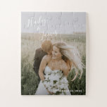Modernes elegantes hochzeitliches, frisch gezogene puzzle<br><div class="desc">Jigsaw Puzzle mit einem modernen und einfachen Design mit Ihren Namen in einem eleganten, handgeschriebenen Drehbuch über die oben links und Ihr Hochzeitsdatum in der unteren rechten Ecke, über Ihrem Lieblings-Hochzeitsfest Foto. Die schicke Handschrift fügt eine romantische Touch hinzu. Dieses Rätsel macht ein lustiges Geschenk für ein frisch verheiratetes Paar...</div>