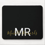 Modernes, elegantes Monogramm-Monogramm aus schwar Mousepad<br><div class="desc">Modernes,  elegantes,  schwarzes,  goldfarbenes Monogramm-Skript-Mauspad. Einfache,  saubere mit Monogramm personalisierte Schreibtischmauspad mit Ihren Initialen und Namen. Schriftart- und Textfarben sind vollständig anpassbar.</div>